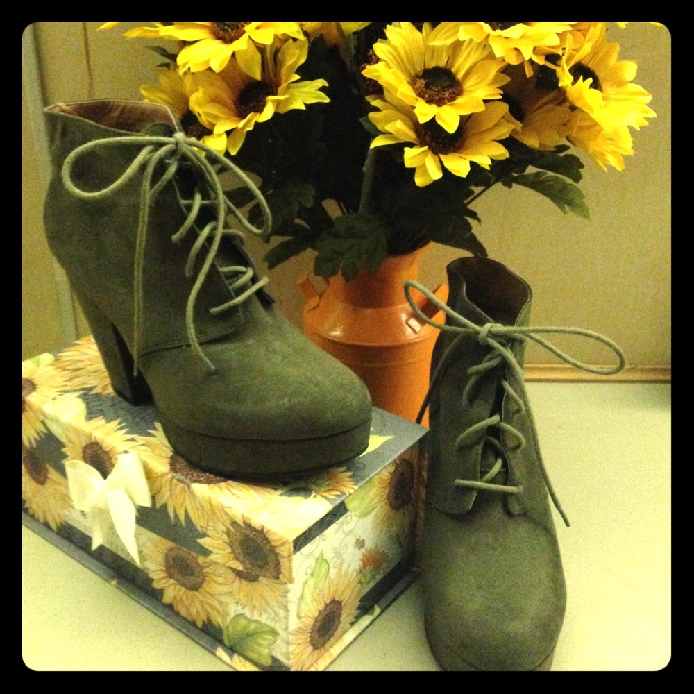 Super cute lace-up ankle booties!! Barely worn. ❤